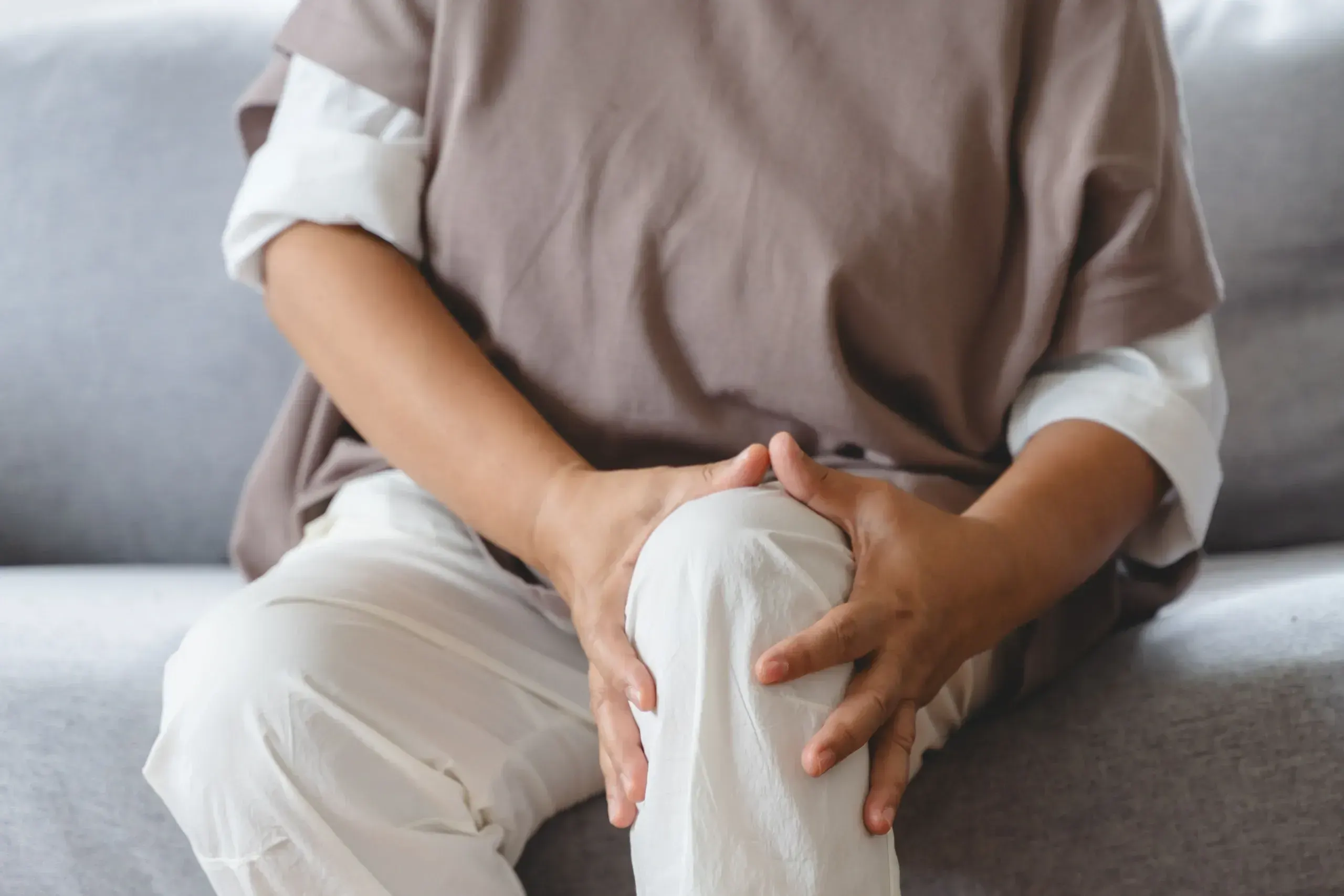 Patient describing knee pain symptoms to a chiropractor